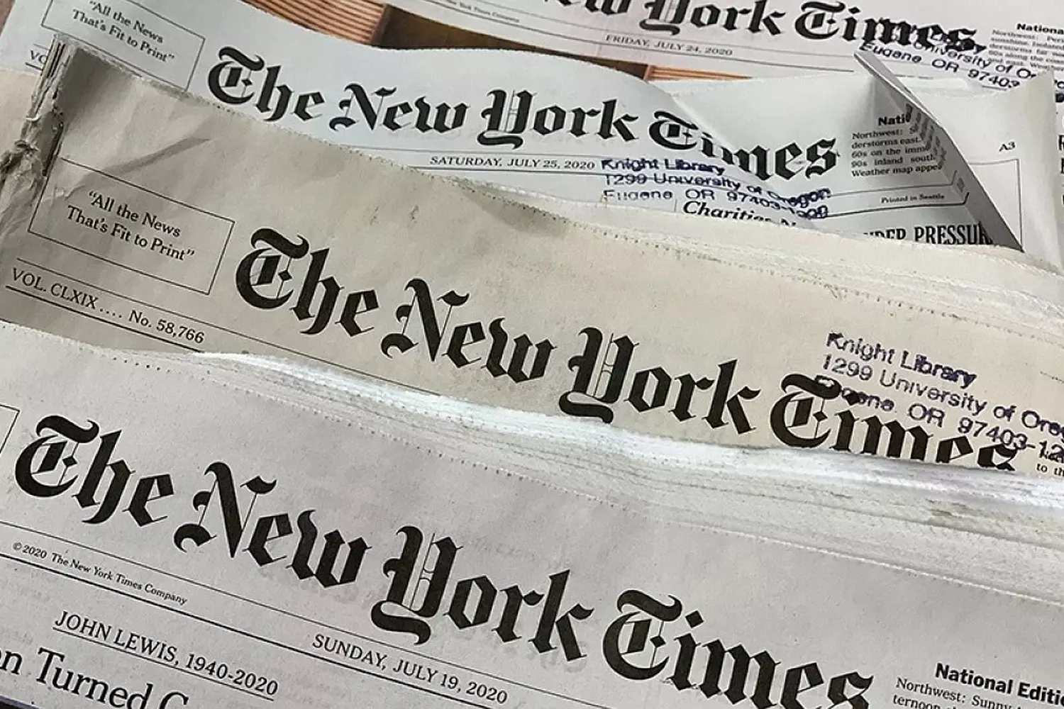 Легендарные первые полосы: The New York Times в вехах истории Стопка старых и новых выпусков The New York Times с ключевыми заголовками, отражающими влияние газеты на мировую журналистику