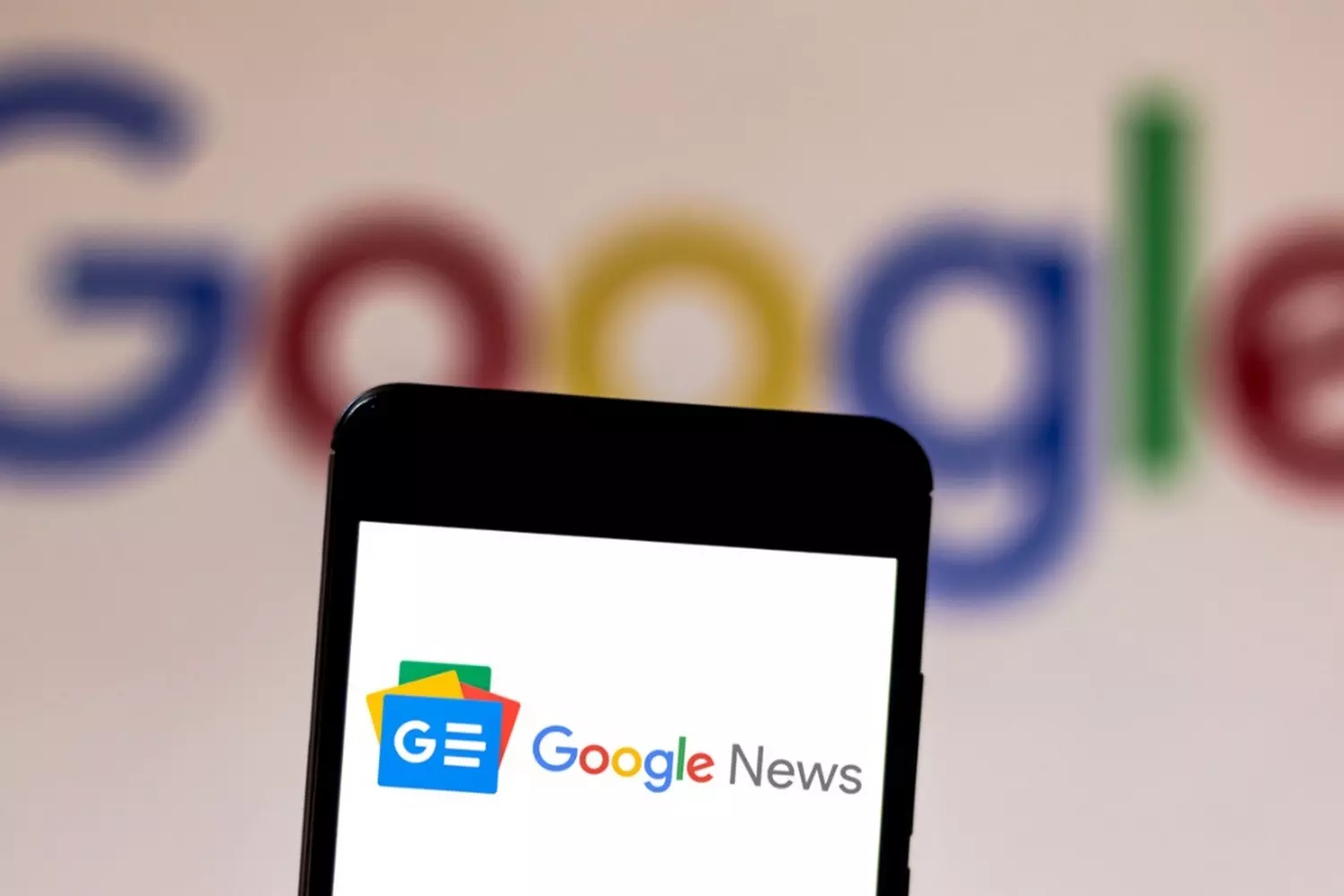 Интерфейс Google News: как выглядит персонализированная лента новостей на смартфоне Экран смартфона с открытым приложением Google News, показывающий подборку заголовков и персонализированные новости
