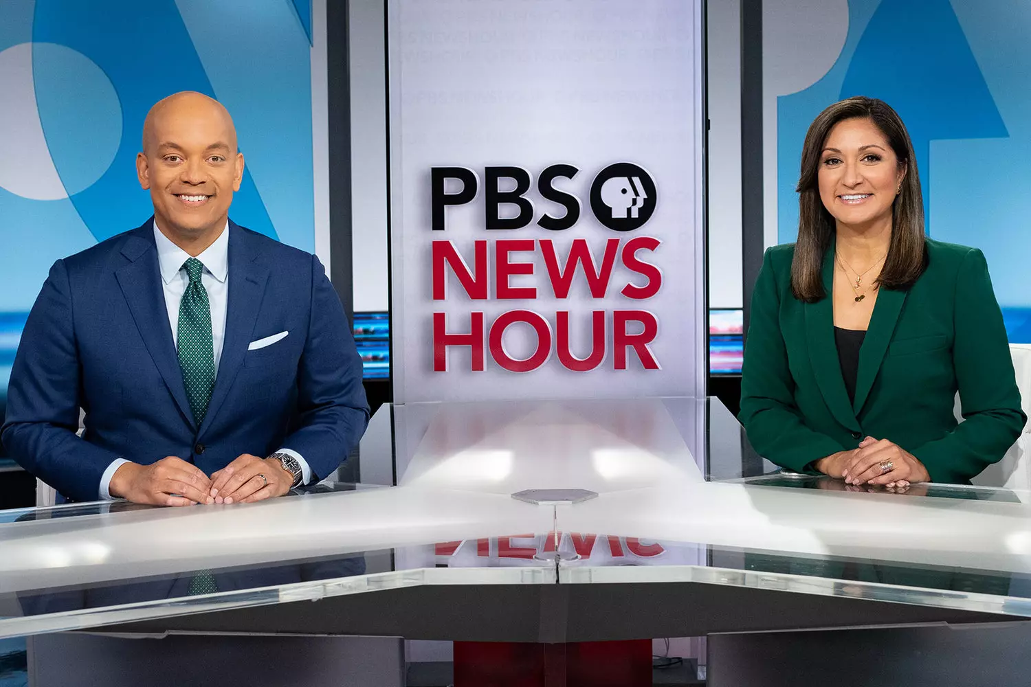 PBS NewsHour: эталон аналитической журналистики в США Студия PBS NewsHour с ведущими за рабочим столом, отражающая фирменный стиль глубокого анализа новостей