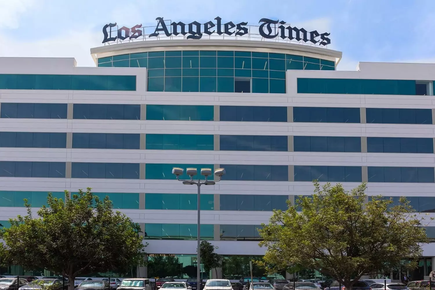 Здание Los Angeles Times: штаб-квартира западного медиагиганта Современное стеклянное здание штаб-квартиры Los Angeles Times в центре Лос-Анджелеса — символ влияния калифорнийской прессы