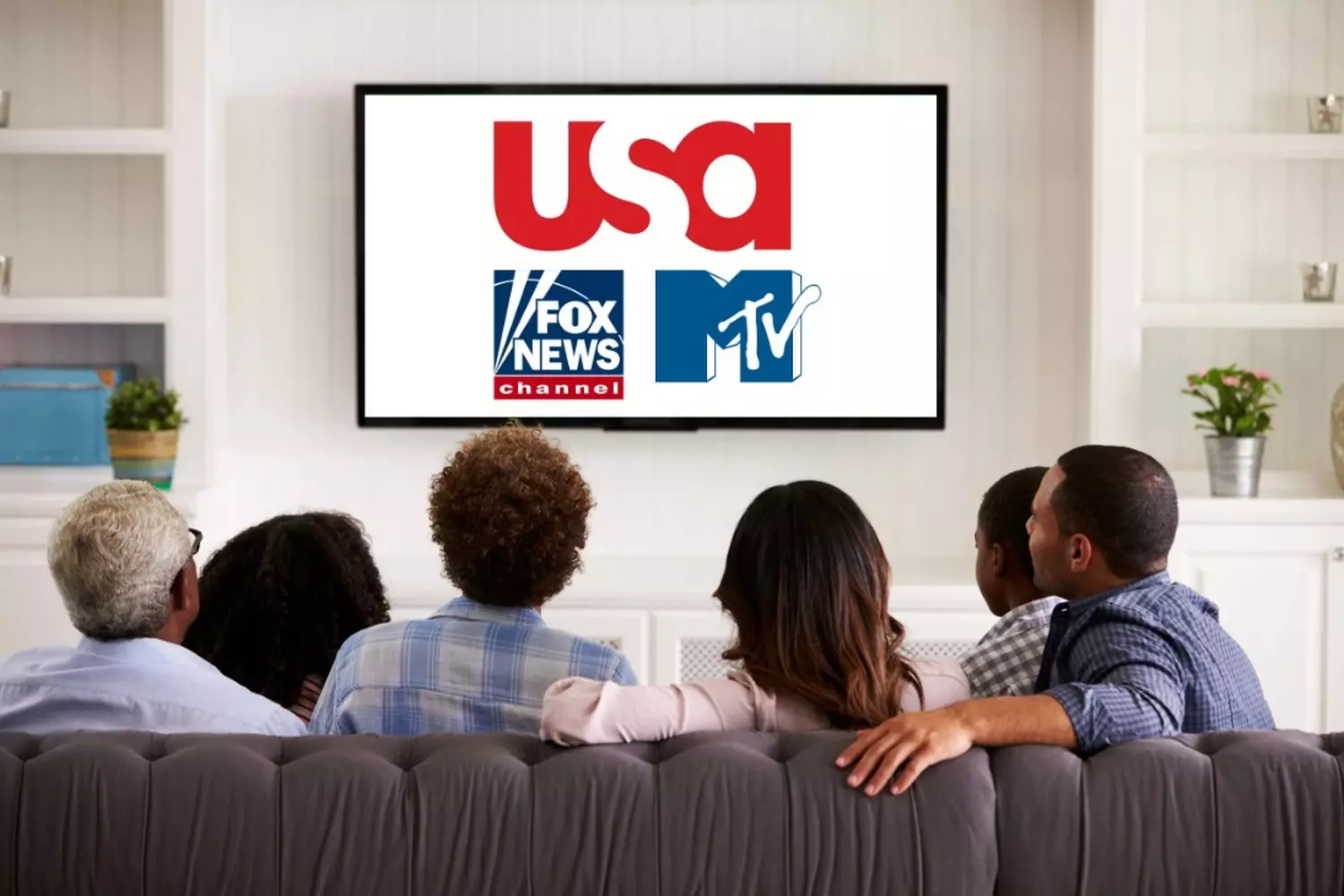 Семья смотрит Fox News: как телевидение влияет на политические взгляды Семья разных поколений в гостиной смотрит Fox News по телевизору, демонстрируя медиапредпочтения консервативных американцев