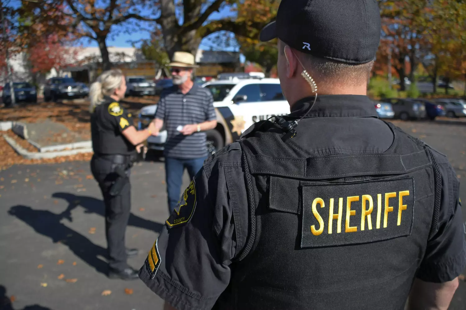 Sheriffs in the USA — Features of Service and Duties US Sheriffs Talk to Citizen in Parking Lot