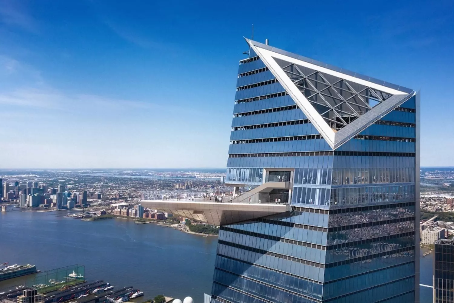30 Hudson Yards: Футуристический небоскрёб Манхэттена Современный небоскрёб 30 Hudson Yards с угловатым дизайном и стеклянным фасадом в районе застройки на западной стороне Нью-Йорка