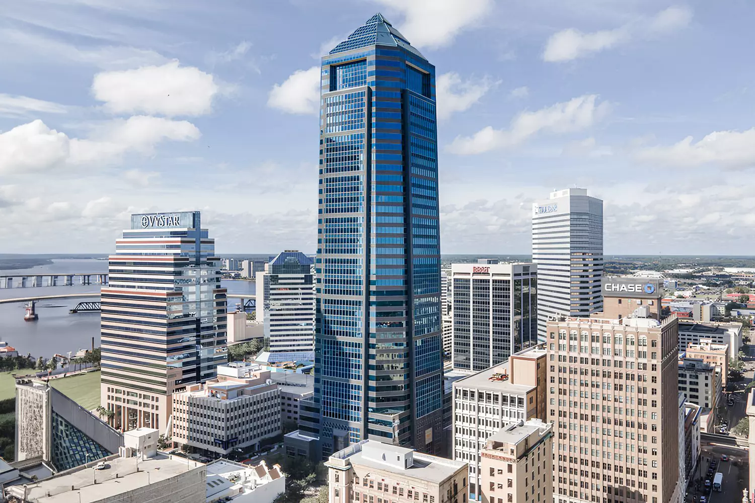 Bank of America Tower: Экологичный небоскрёб Манхэттена Современный небоскрёб Bank of America Tower с зеркальным фасадом в ромбовидном узоре, отражающий горизонт Нью-Йорка