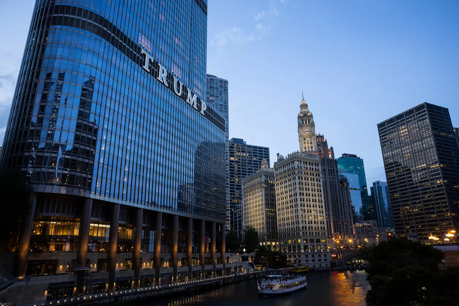 Trump International Hotel and Tower: Спорный символ Чикаго Небоскрёб Trump International Hotel and Tower в Чикаго с зеркальным фасадом и ступенчатым дизайном на берегу реки Чикаго