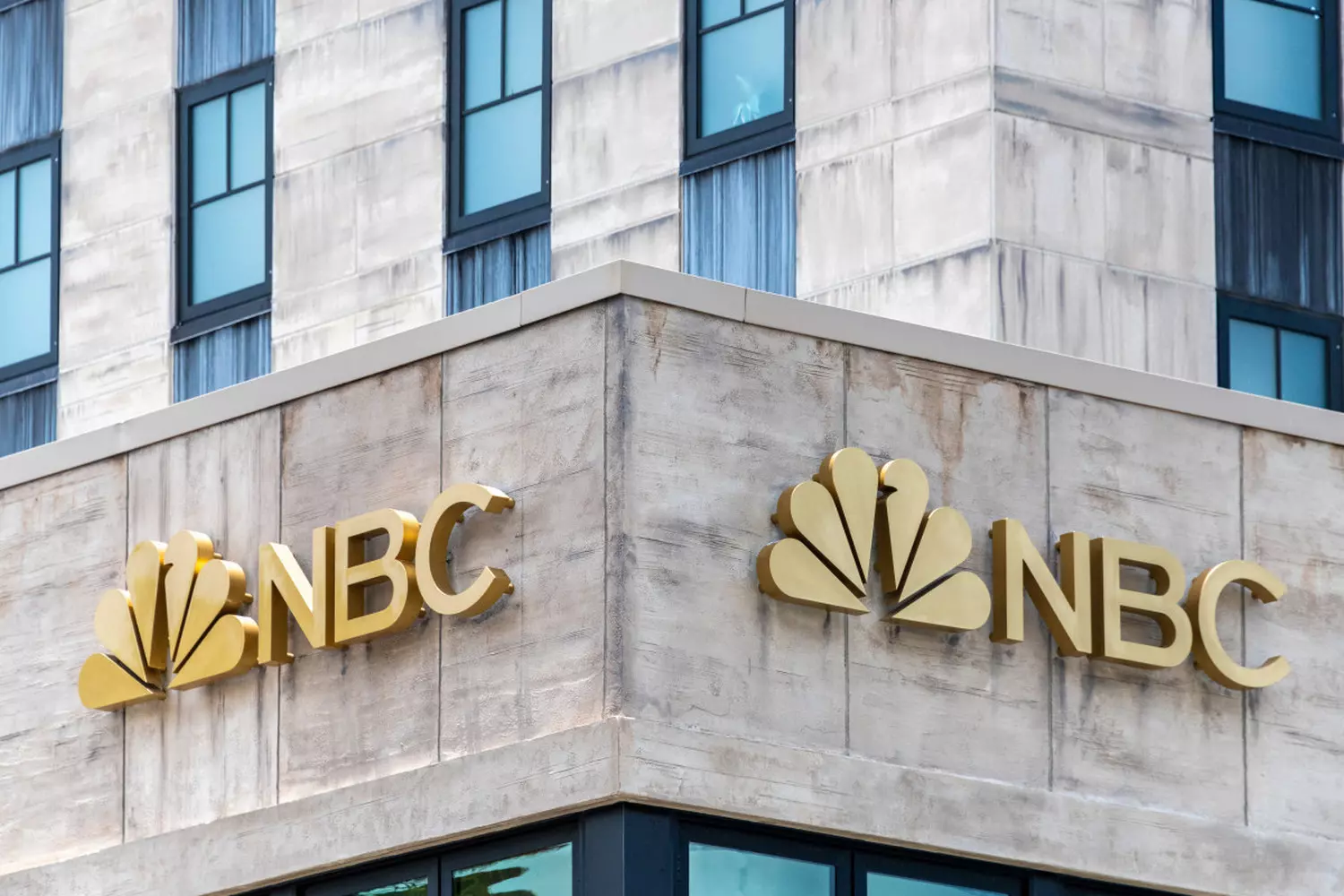 Штаб-квартира NBC: где рождаются американские телехиты Здание штаб-квартиры NBC с узнаваемым логотипом-павлином. Современная архитектура с неоновой вывеской и спутниковыми антеннами