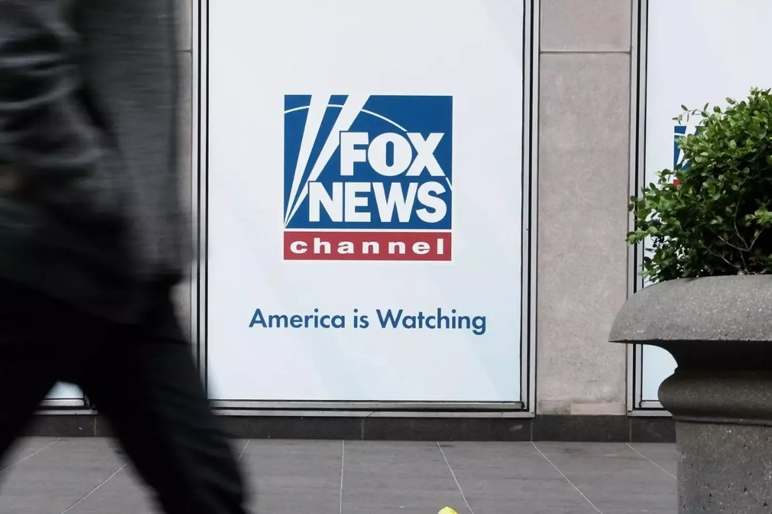 Вывеска Fox News: символ консервативных медиа в США Подсвеченный логотип Fox News на здании штаб-квартиры в Нью-Йорке, узнаваемые красные и белые цвета бренда на фоне городского пейзажа