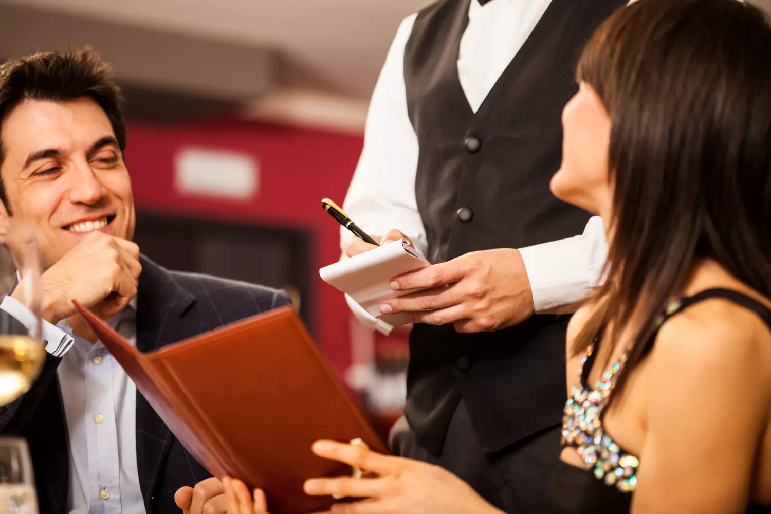 How to give a tip in the USA — photo of a couple in a restaurant