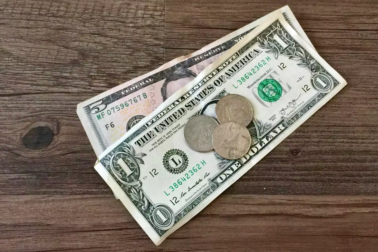 What is the size of the tip to be left in the US — photo change in dollars