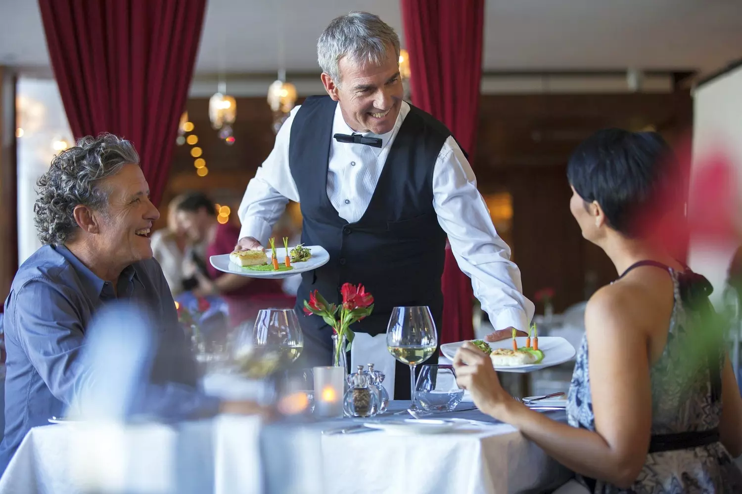 Photo of a couple who tip the waiter at a restaurant in the USA