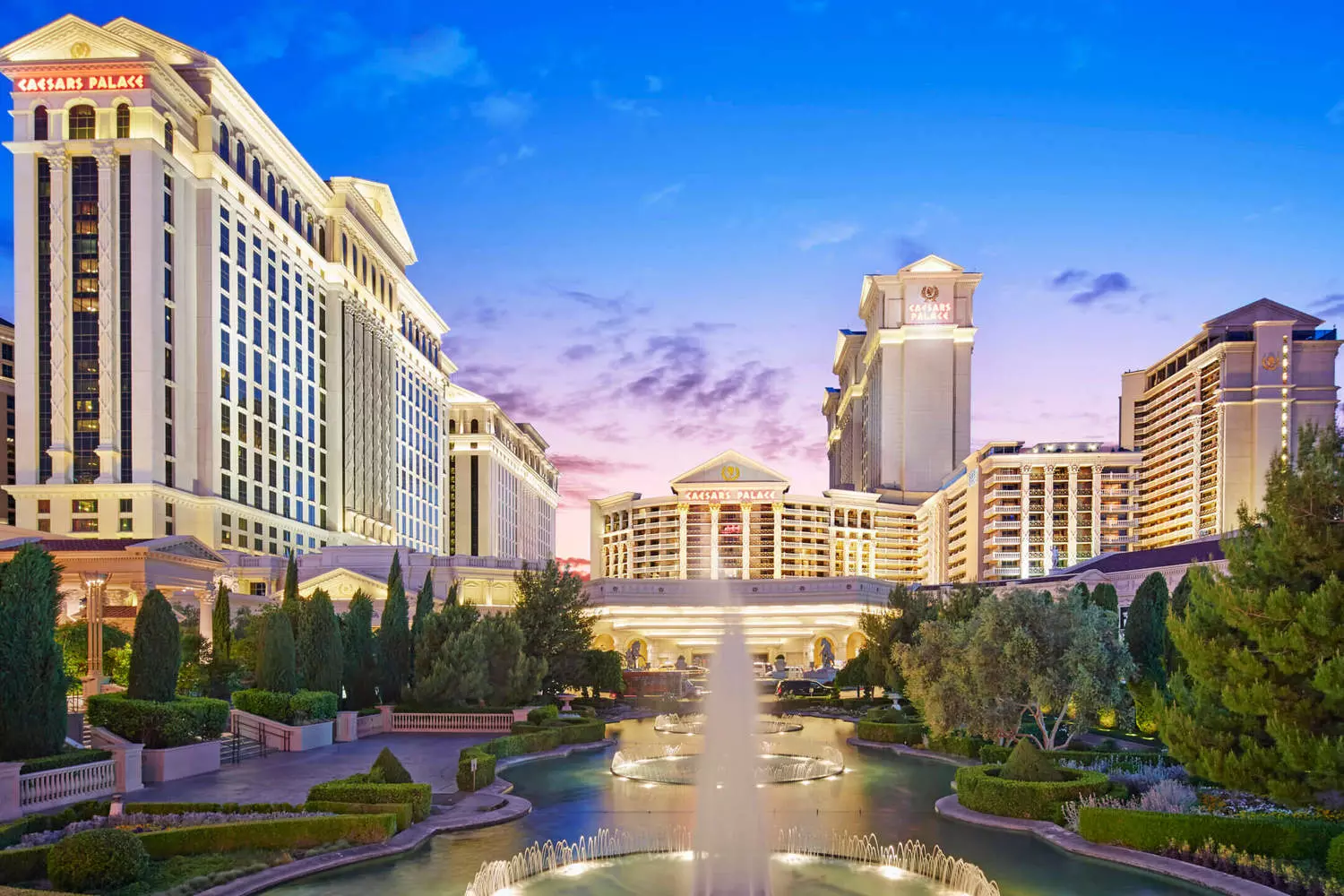 Казино Caesars Palace в Лас-Вегасе Отель и казино Caesars Palace в Лас-Вегасе с архитектурой в римском стиле