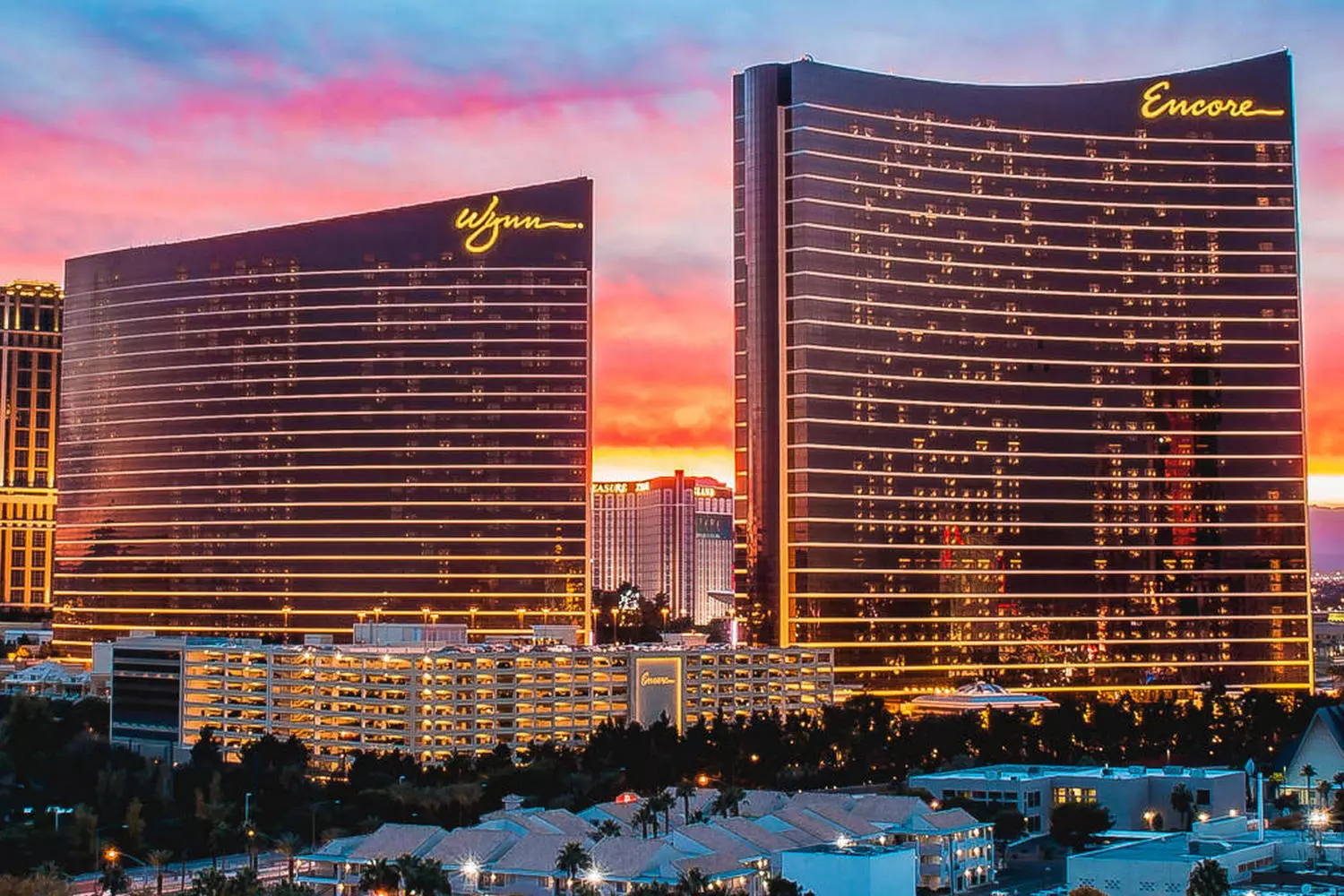 Отель и казино Wynn Las Vegas Роскошный отель и казино Wynn Las Vegas с современной изогнутой стеклянной фасадой