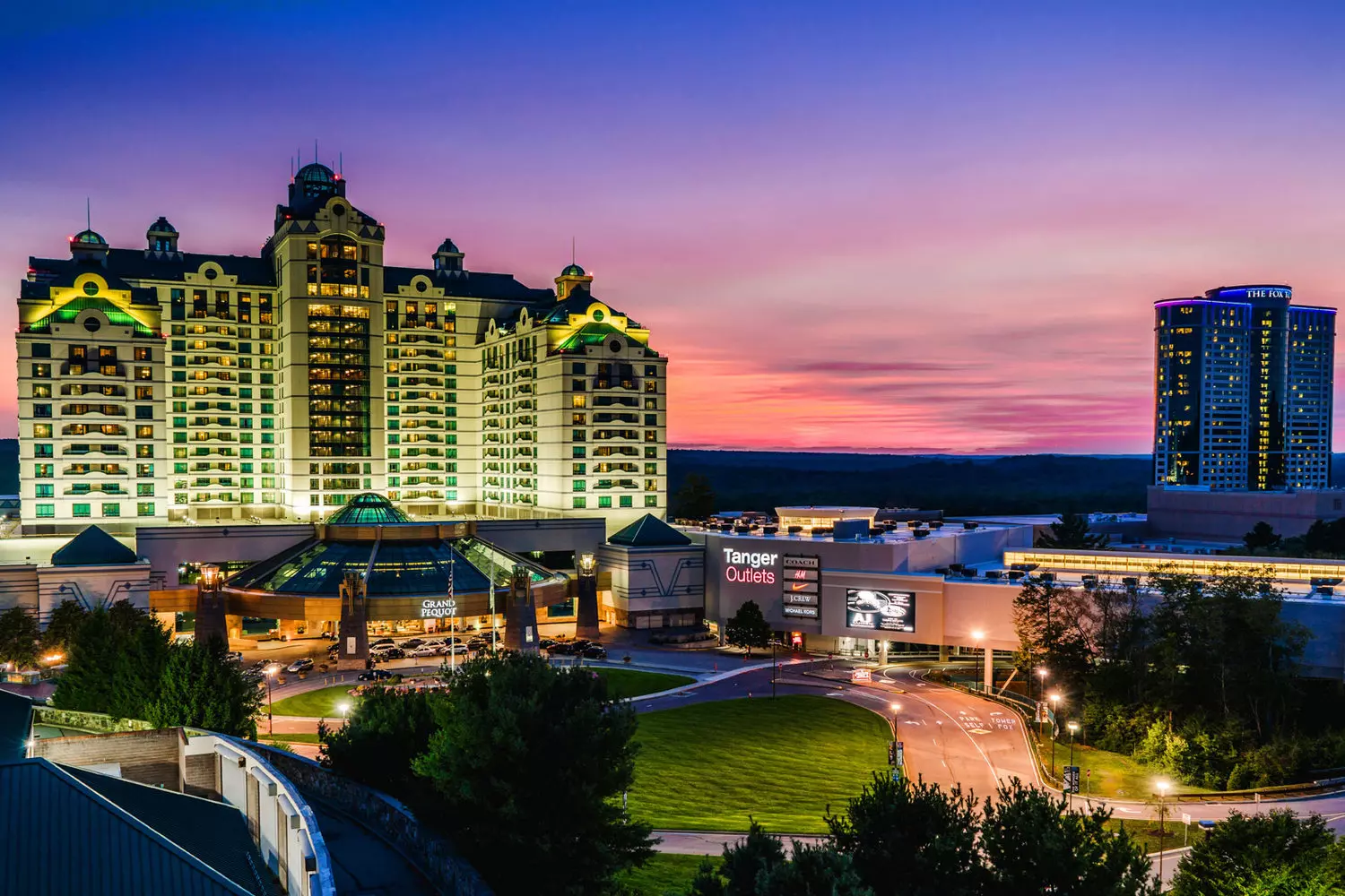 Казино Foxwoods Resort в Коннектикуте Курорт и казино Foxwoods в Коннектикуте, окружённый лесным пейзажем