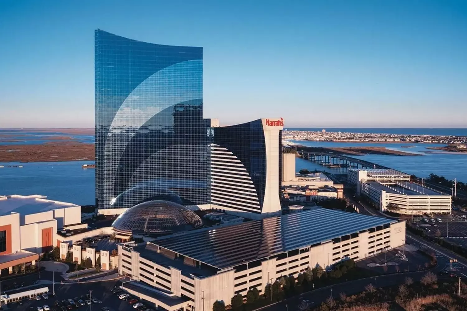 Казино курорта Harrah’s Казино курорта Harrah’s с ярким фасадом и гостеприимным входом