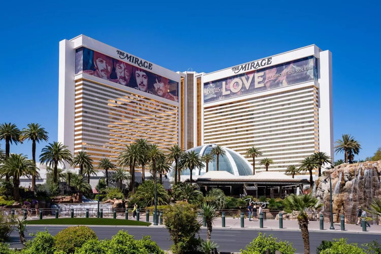Казино и отель The Mirage в Лас-Вегасе Отель и казино The Mirage в Лас-Вегасе с тропическим оформлением и вулканом