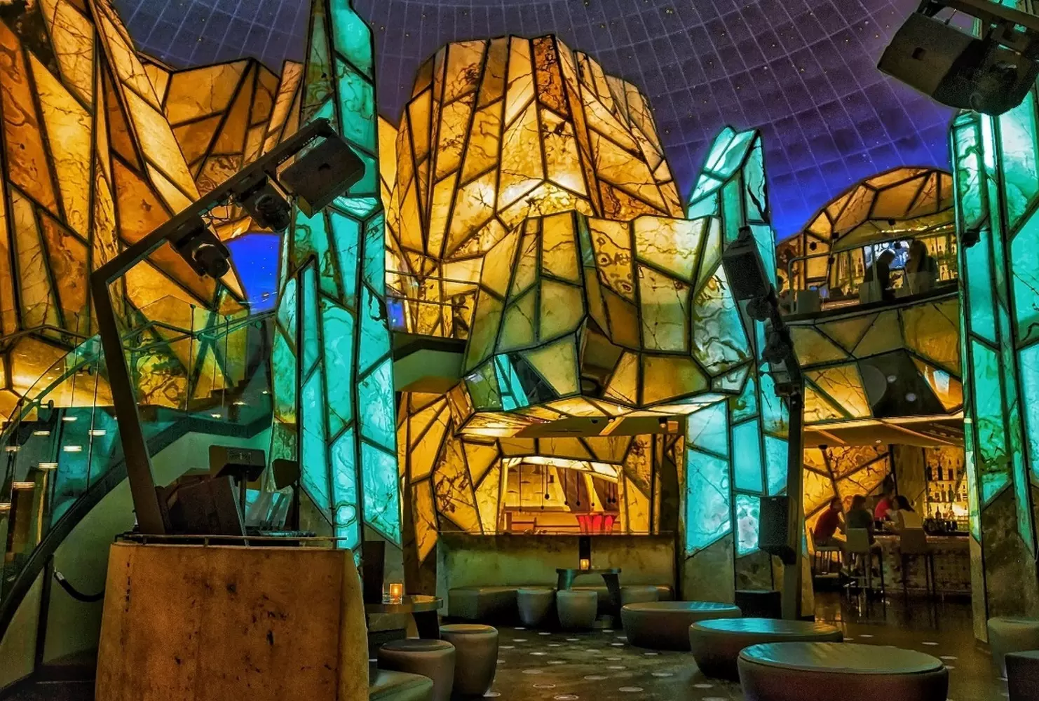 Казино и отель Mohegan Sun в Коннектикуте Казино и курорт Mohegan Sun в Коннектикуте с впечатляющей стеклянной башней