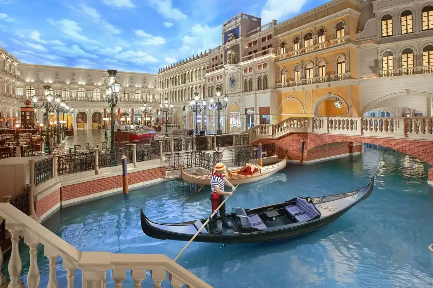 Казино и курорт The Venetian в Лас-Вегасе Курорт и казино The Venetian в Лас-Вегасе с архитектурой в венецианском стиле и каналом