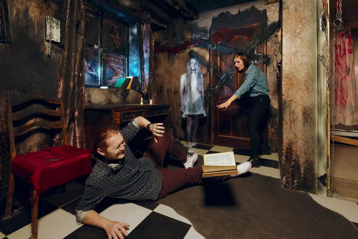 Команда друзей решает головоломку в тематической комнате для квеста в США