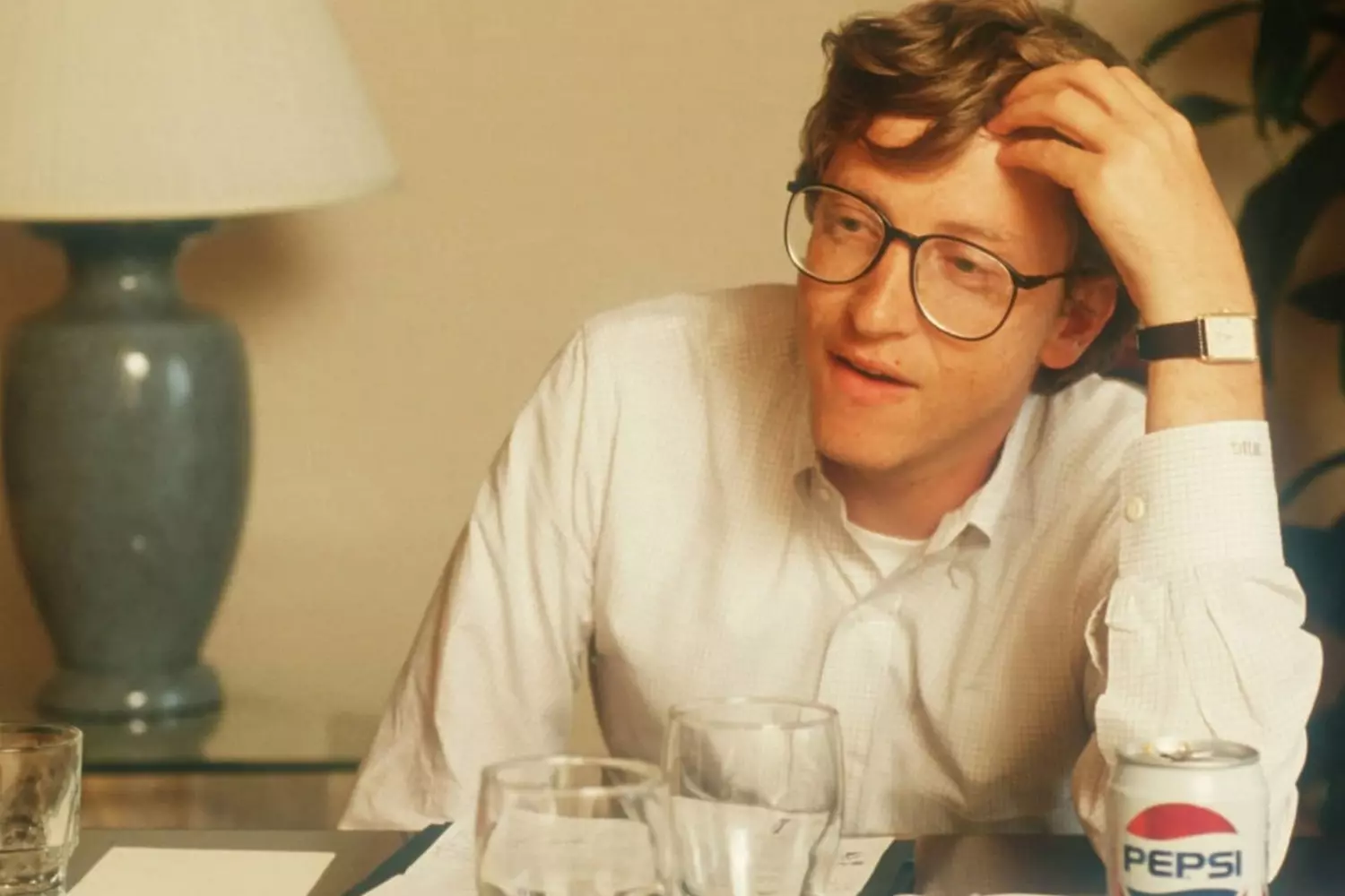 Ранние годы Билла Гейтса Портрет молодого Билла Гейтса в очках и с рубашке 1970-х годов