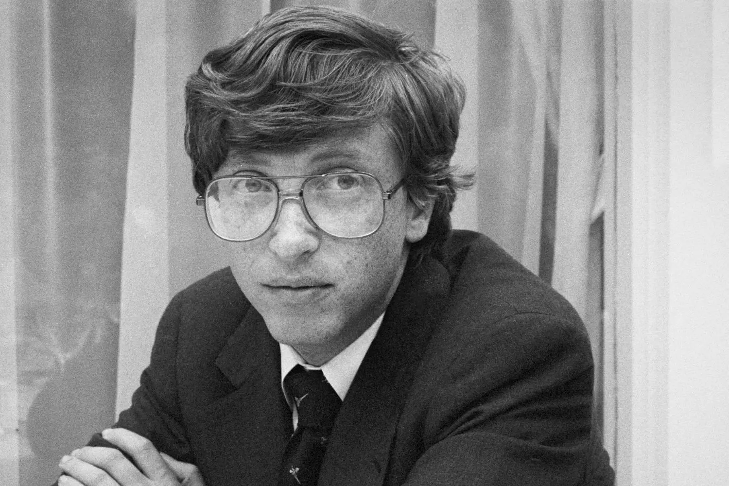 Юный Билл Гейтс: будущий создатель Microsoft Билл Гейтс в юном возрасте с задумчивым взглядом