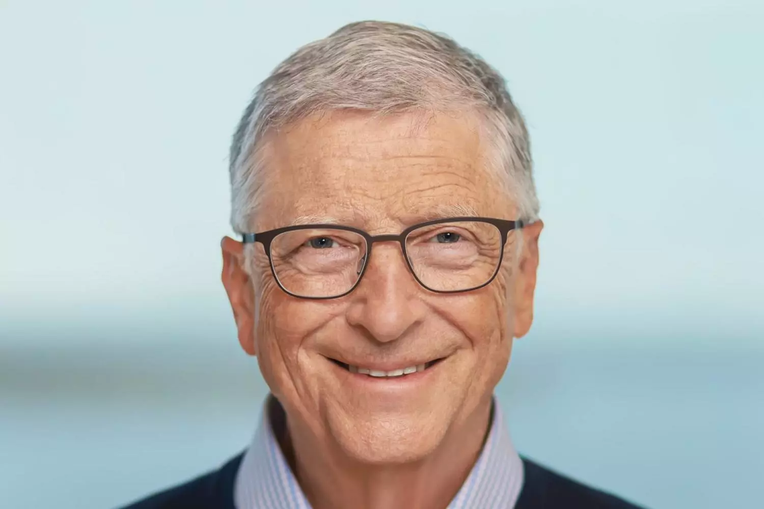 Билл Гейтс: основатель Microsoft и филантроп Крупным планом портрет Билла Гейтса в рубашке