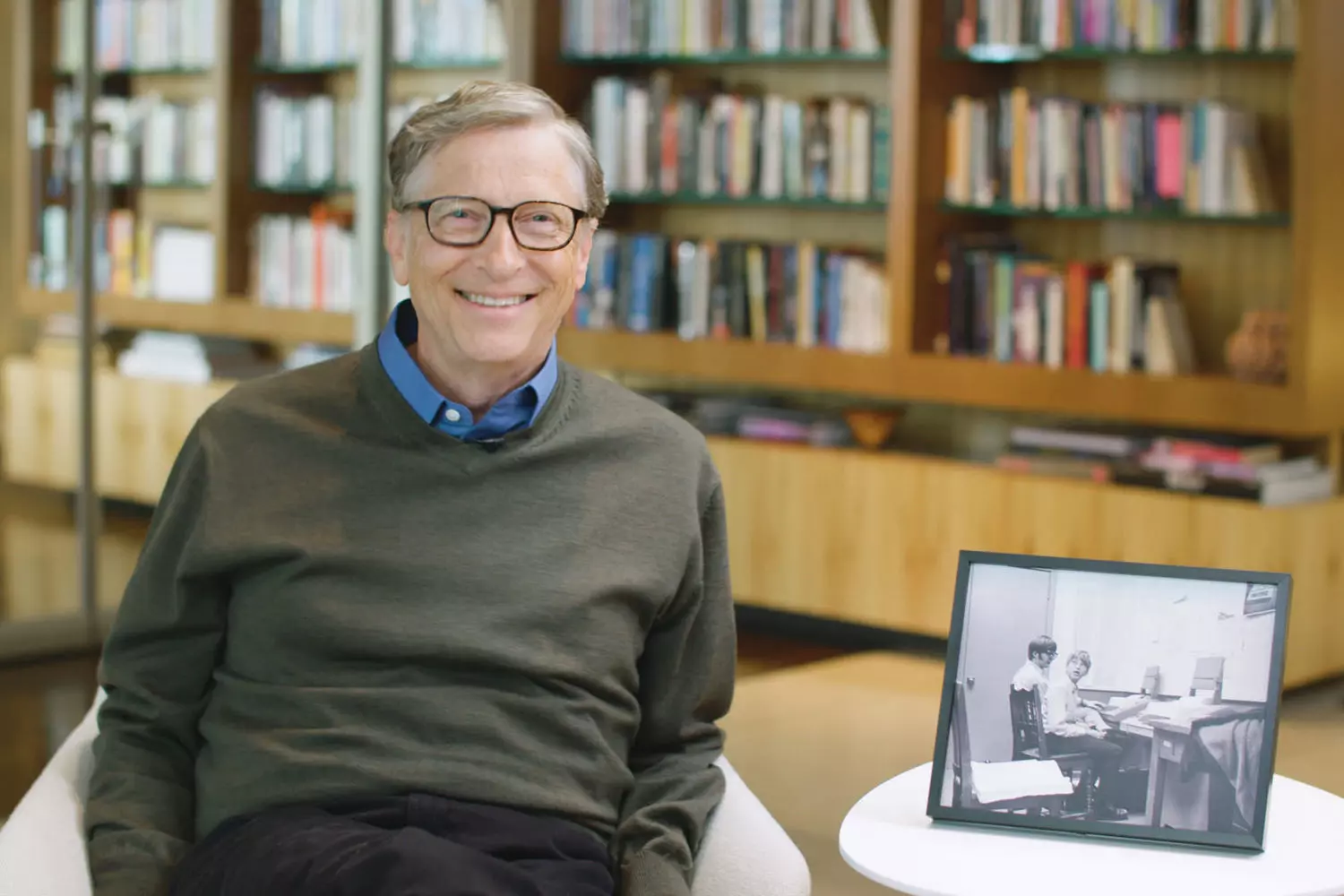 Билл Гейтс: из ребенка в легенду Билл Гейтс держит в руках свою детскую черно-белую фотографию, на которой он запечатлен в юном возрасте