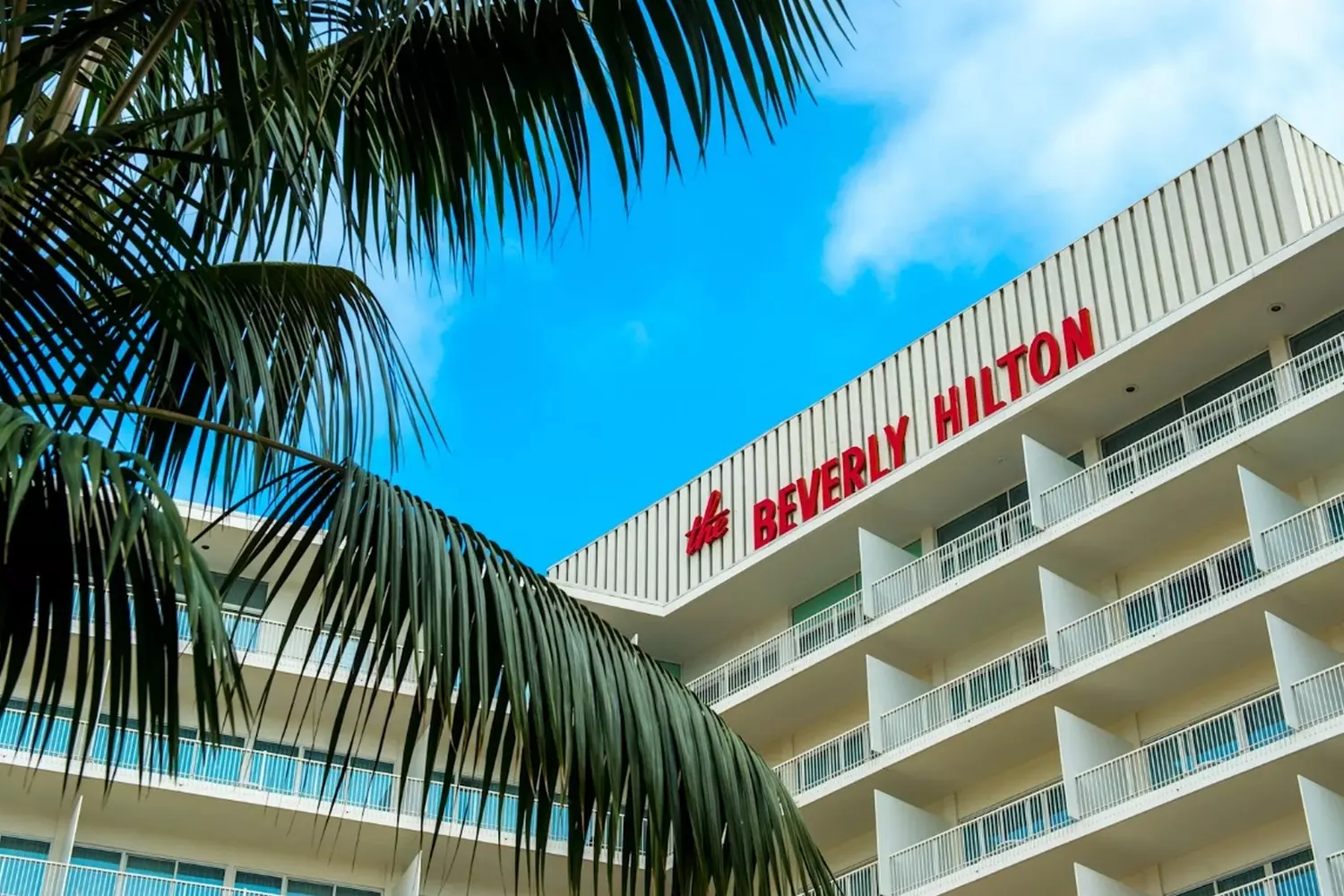 Hilton Beverly Hills — Where Elegance Meets Entertainment History Hilton Hotel in Beverly Hills, a symbol of luxury and Hollywood glamour