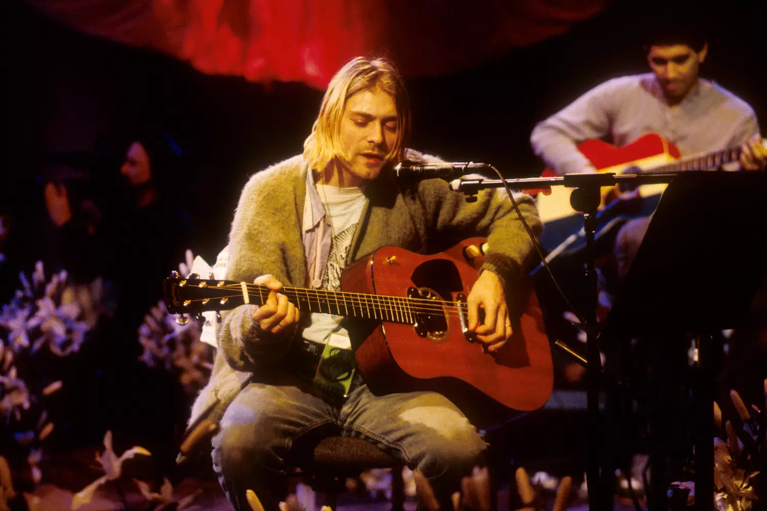 Фото Курта Кобейна с гитарой на концерте Nirvana Unplugged в Нью-Йорке — American Butler