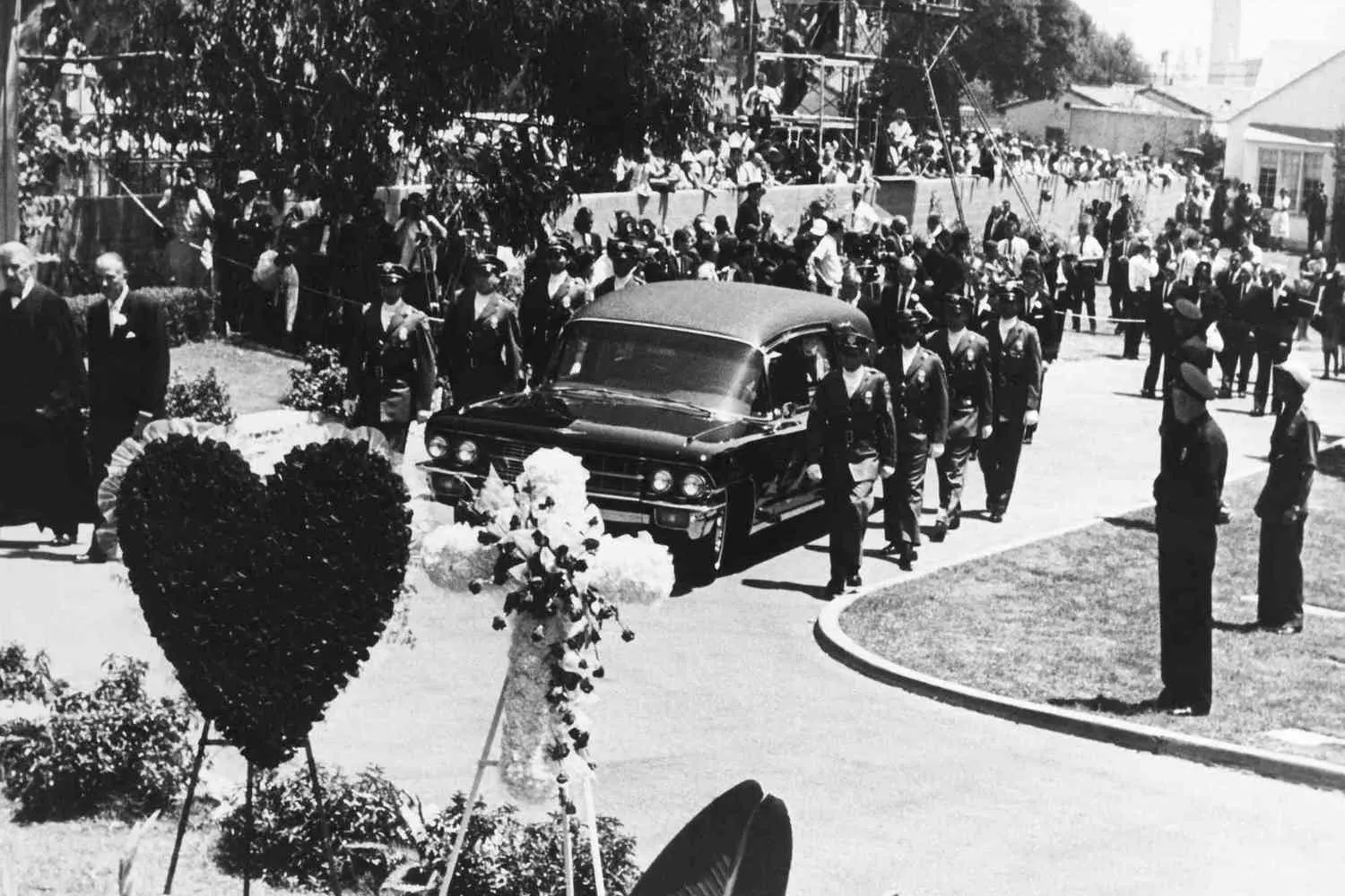 Похороны Мэрилин Монро: прощание с легендой Голливуда, август 1962 года Траурная процессия на похоронах Мэрилин Монро в Лос-Анджелесе