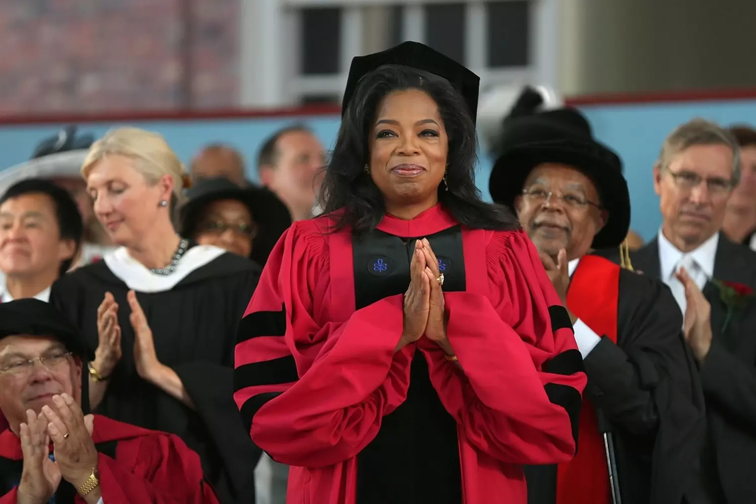 Филантроп Опра Уинфри: Меняя мир к лучшему Опра Уинфри во время благотворительного мероприятия, демонстрируя свою приверженность социальным причинам