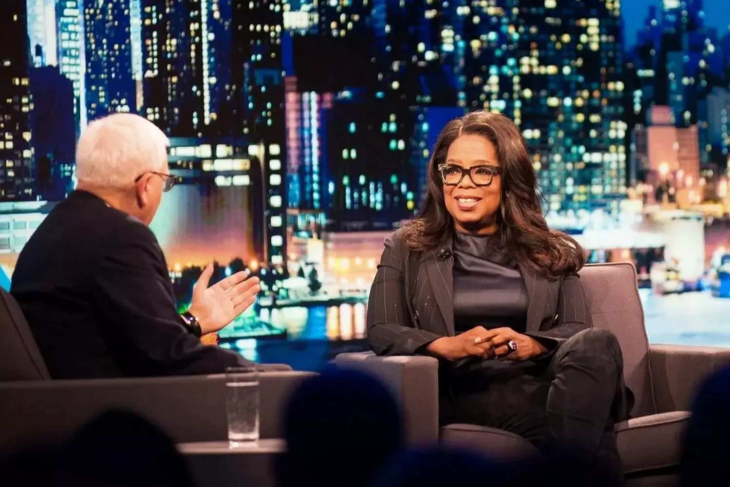 «Шоу Опры Уинфри»: Живая эмоция и диалог с залом Опра Уинфри на съемочной площадке своего шоу, говорит в микрофон и взаимодействует со зрителями