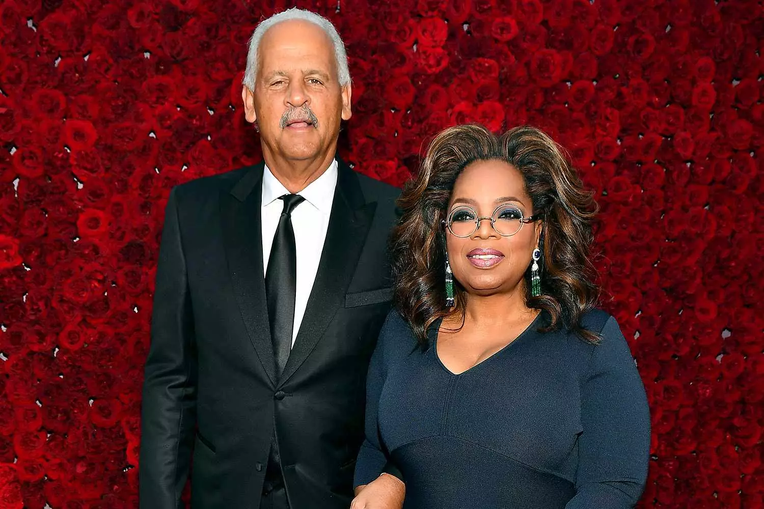 Опра Уинфри и Стедман Грэхем: Гармония вне брака Опра Уинфри и ее давний партнер Стедман Грэхем вместе улыбаются на публичном мероприятии