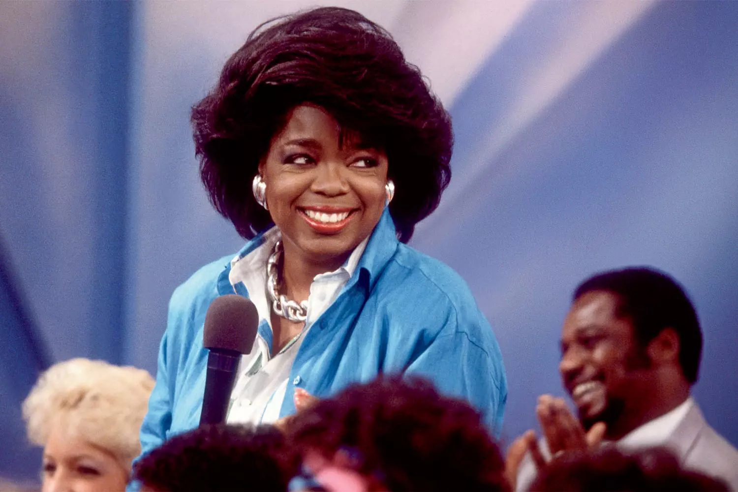 Юная Опра Уинфри: Восходящая звезда, меняющая телевидение Молодая Опра Уинфри в начале карьеры, ведущая ток-шоу или новостей