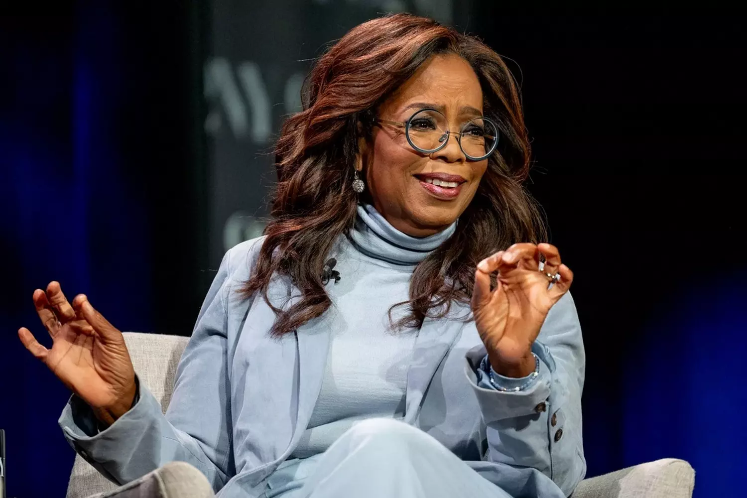 Опра Уинфри: Искренность и мудрость, которые покорили мир Опра Уинфри произносит вдохновляющую речь, эмоционально жестикулируя