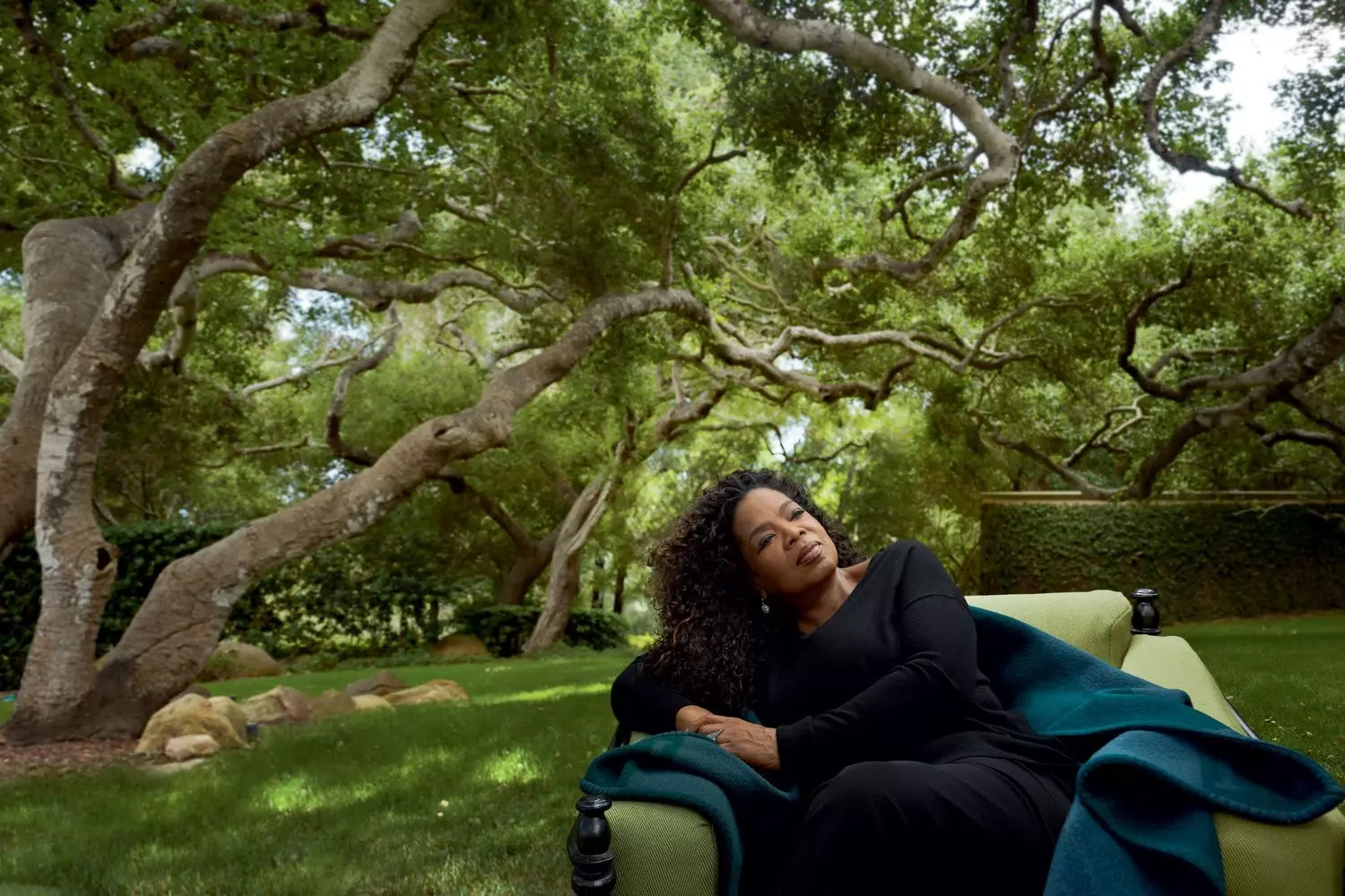 Опра Уинфри в гармонии: Минута уединения в саду Опра Уинфри наслаждается спокойным моментом в пышном прекрасном саду