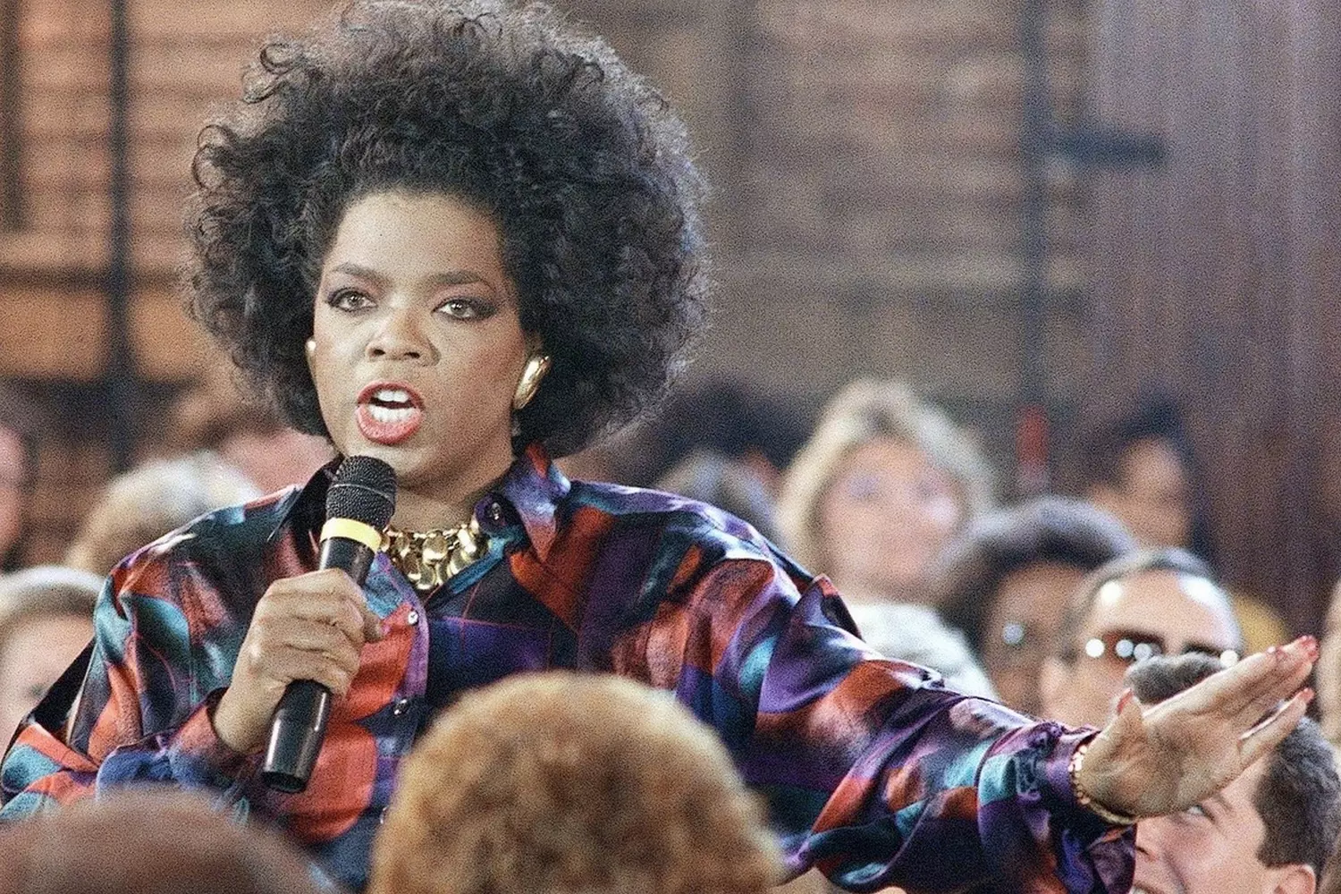 Становление Опры: Уверенность, харизма и фирменная прическа Опра Уинфри 1980-х с пышной афро-прической и харизматичной улыбкой