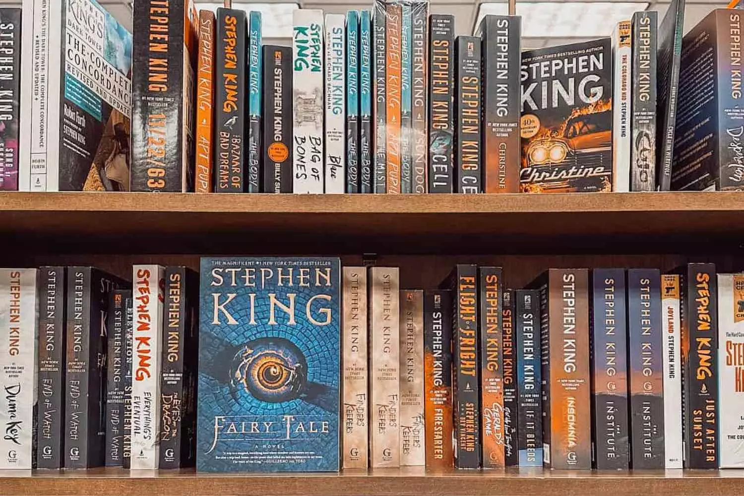 Королевство книг: полка Стивена Кинга Аккуратно расставленные книги Стивена Кинга на полке — от дебютной 'Кэрри' до последних бестселлеров