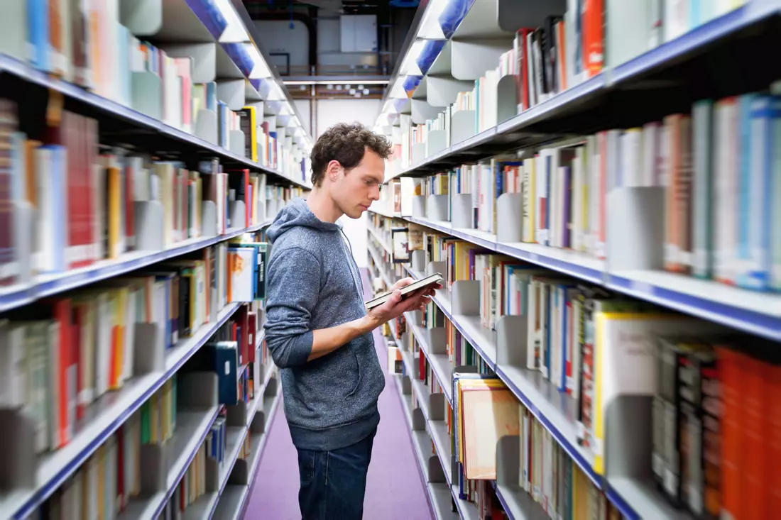 US Colleges — Student photo in the library — American Butler