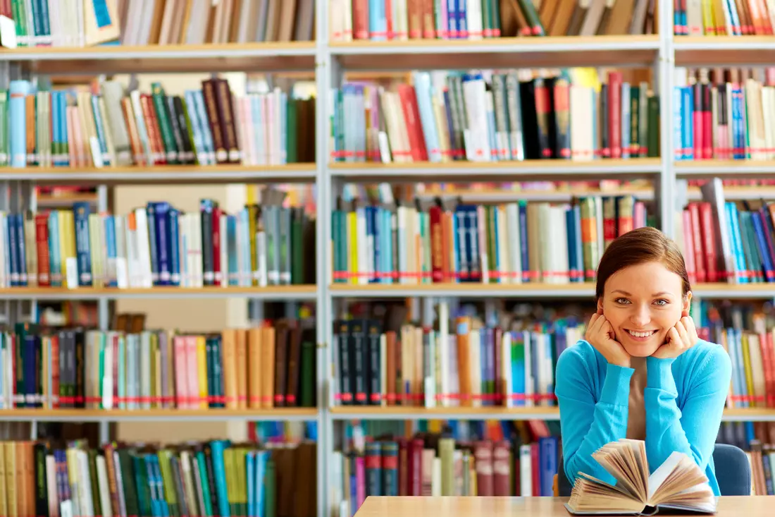 How to get a higher education in the USA — photo of a student in the library — American Butler