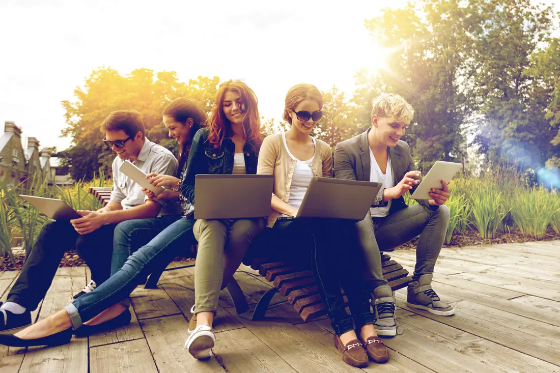 Higher education system in the USA — photo of students in the park — American Butler