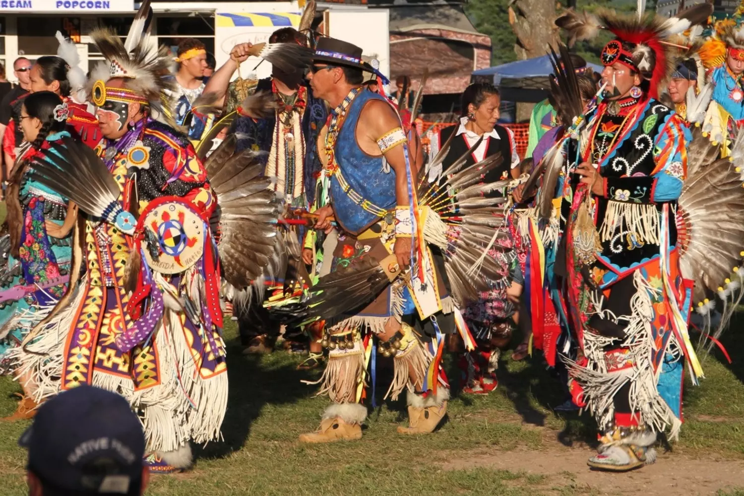 Native American Culture Festival in Arizona: A Celebration of Indigenous Peoples Native American dancers in vibrant traditional costumes perform at a festival in Arizona against a desert landscape backdrop