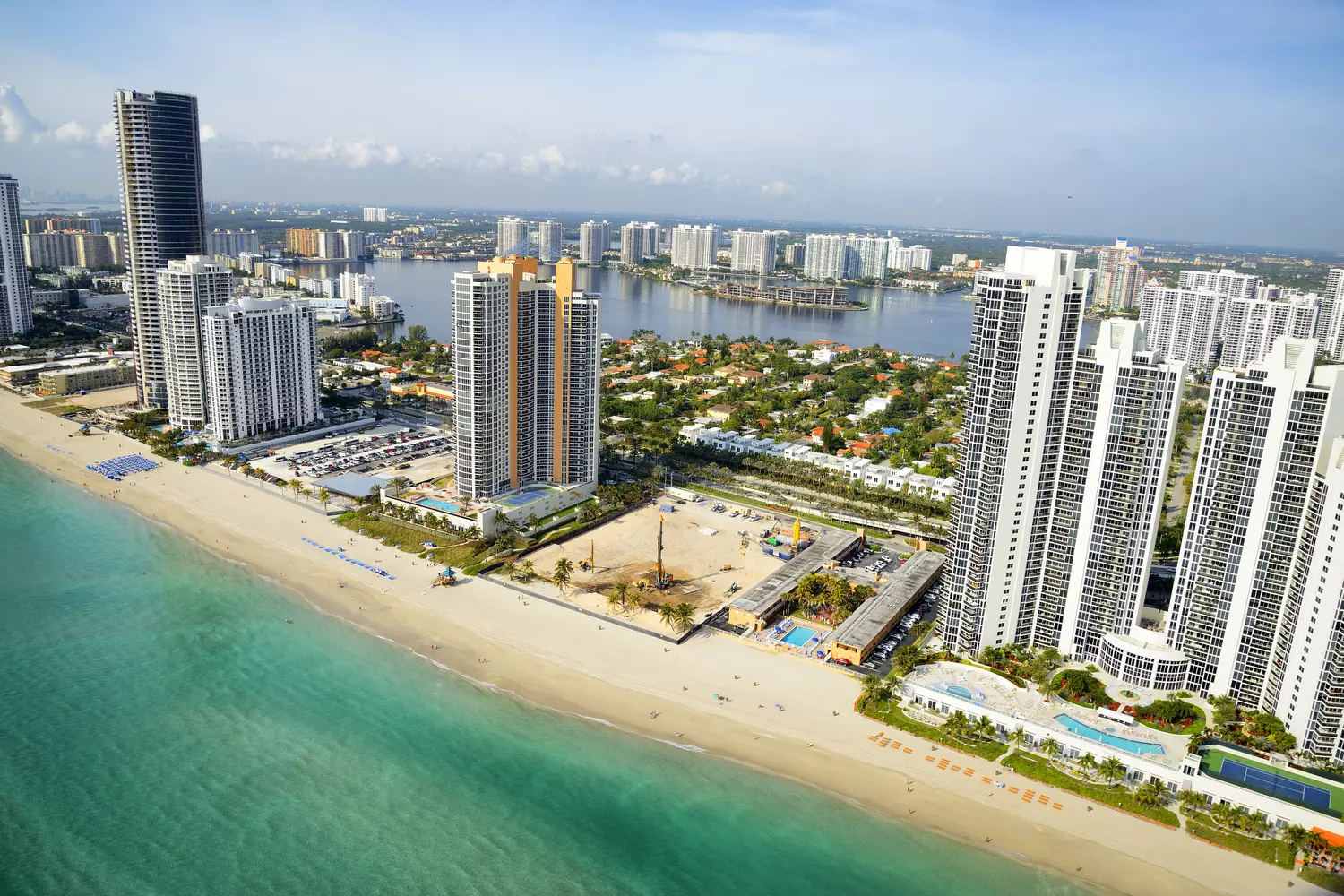 Beach in the suburb of Miami Sunny Isles Beach — American Butler