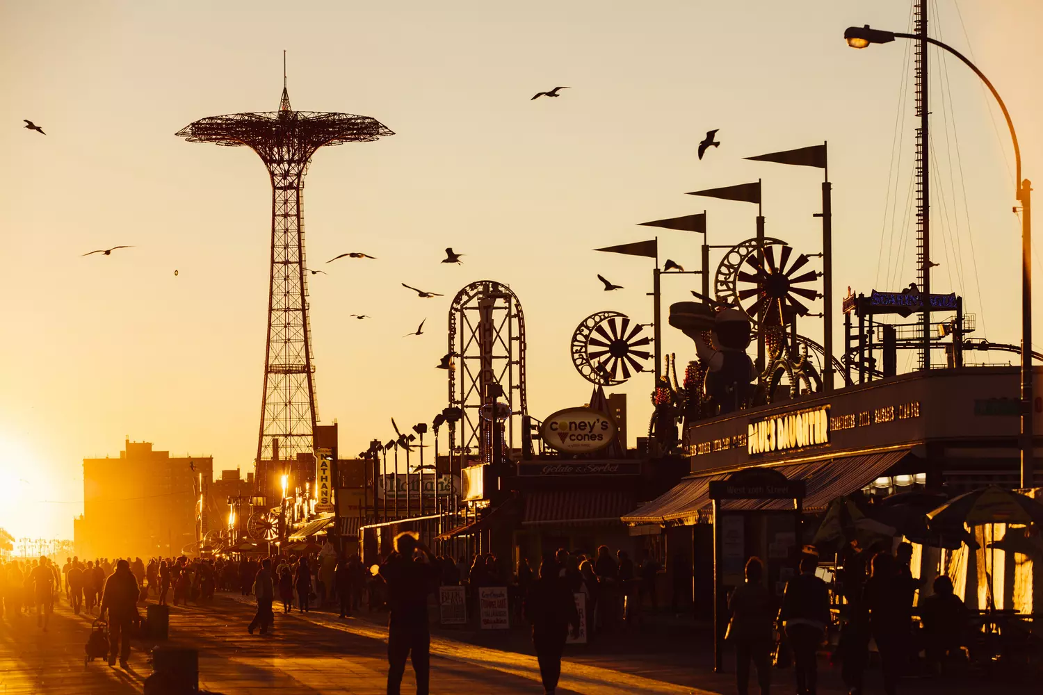 The most beautiful promenades in the USA — photo boardwalk in Coney Island, Brooklyn — American Butler