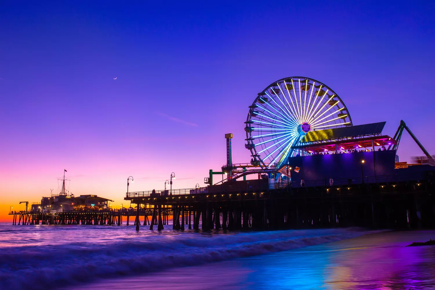 Famous waterfront and pier in the USA — photo of Santa Monica pier, California — American Butler