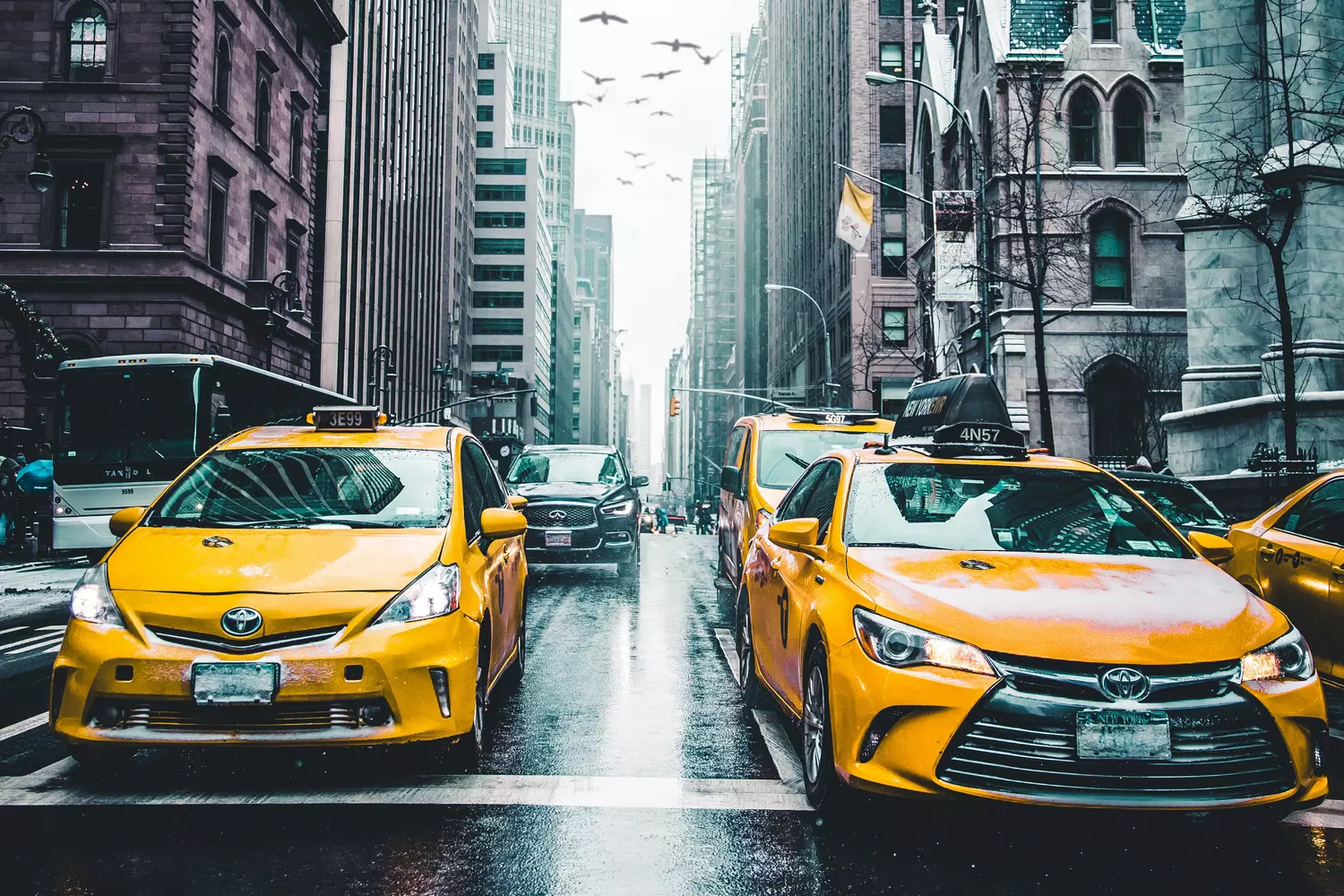 Taxi in the USA — photo of a yellow taxi in New York — American Butler