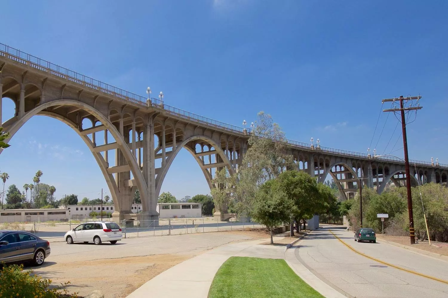 Elegant concrete Colorado Street Bridge in Pasadena during the day, Beaux-Arts arch viaduct against the San Gabriel mountains