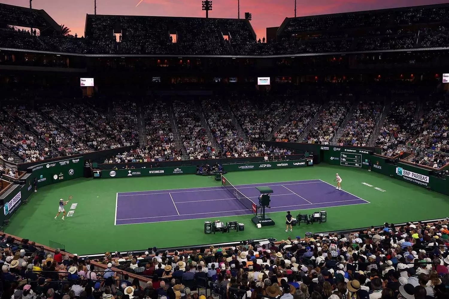 Профессиональный теннисный матч на стадионе Indian Wells Tennis Garden во время BNP 