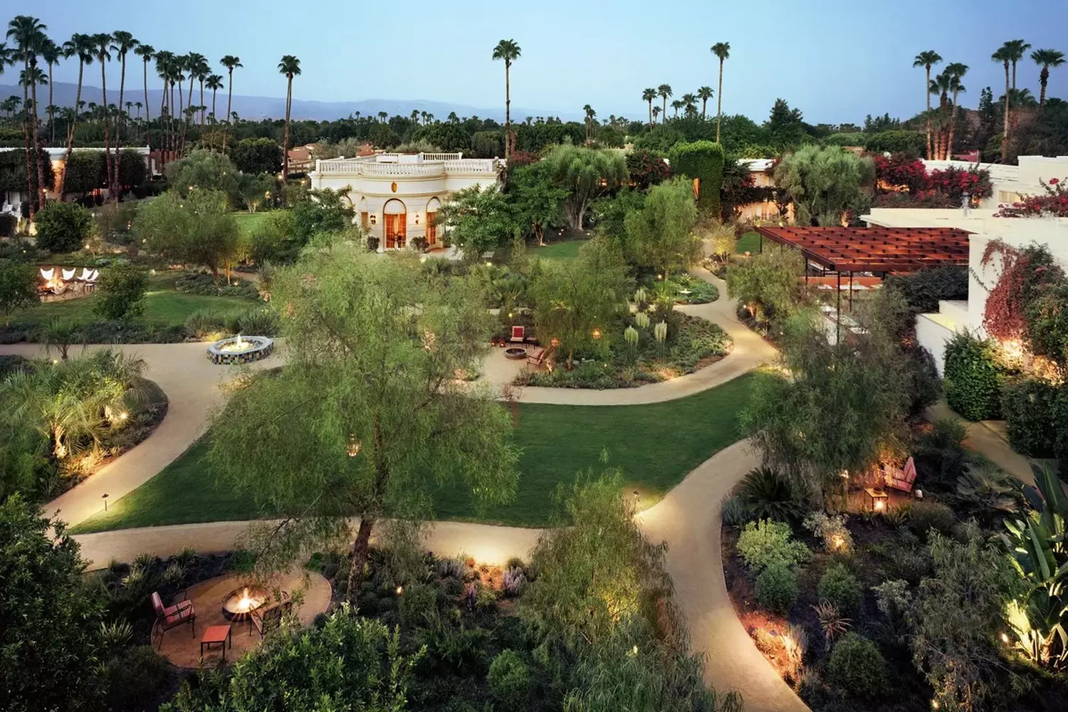 Отель Parker Palm Springs в Калифорнии с тропическим садом, пальмами и белым зданием в стиле середины века