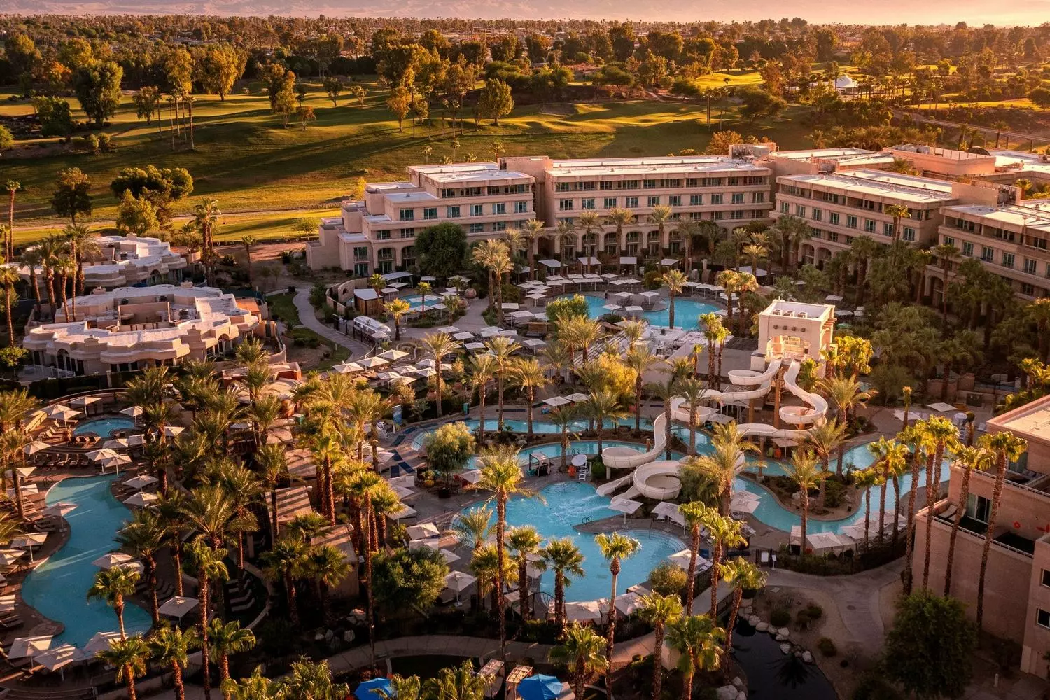 Отель Hyatt Regency Indian Wells с пальмами, бассейном и горами на заднем плане в Калифорнии