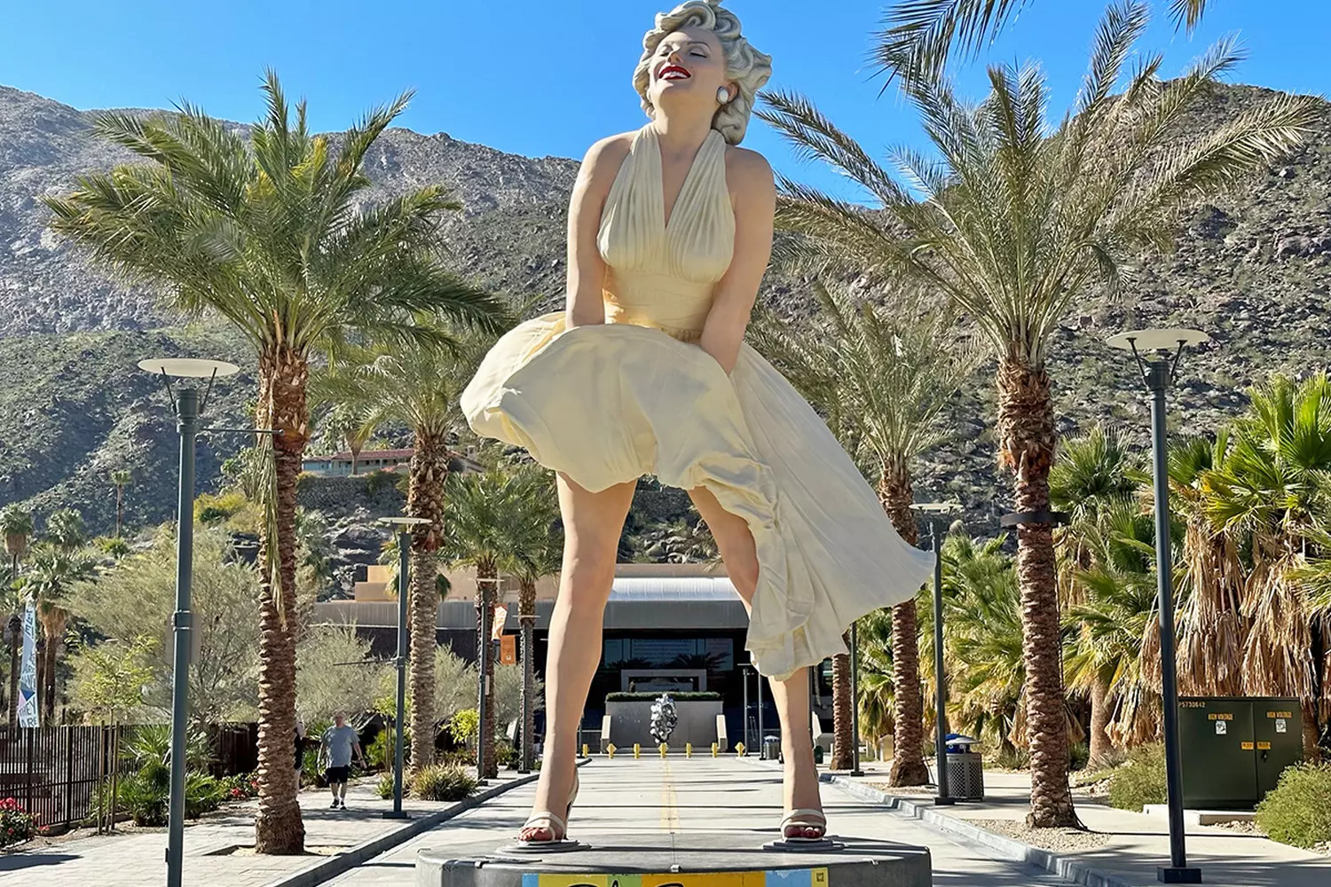 Гигантская статуя Мэрилин Монро «Forever Marilyn» в Палм-Спрингс: 8-метровая скульптура в белом платье из фильма «Зуд седьмого года»